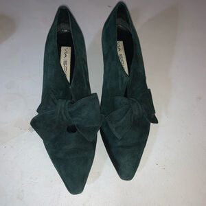 Via Spiga Heels Size 9B Green suede bows pointy toe